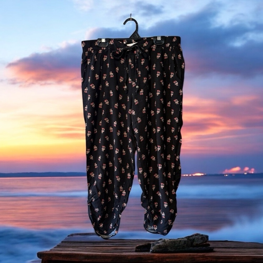 American Rag Black with Peach/Pink/Blue Floral Print Capri Pants